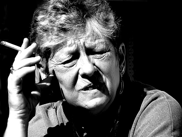 Žena s cigaretkou.jpg